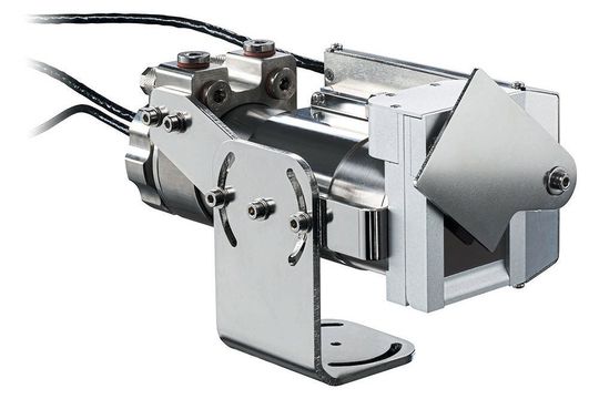 Infrarotkamera der Optris Compact Line mit komplett montiertem Zubehör: Kühlgehäuse, Shutter und Freiblasvorsatz.