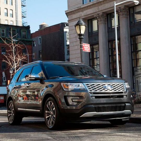 Der Ford Explorer hat ein Problem mit den Hinterrädern.