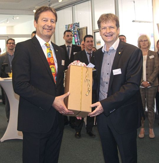 Landrat Günther-Martin Pauli (r.) überreichte dem Firmengründer Dr. Wolfang Kuster zum 30-jährigen Firmenjubiläum von Labexchange eine Kaffeemaschine gefertigt von der Stiftung Lebenshilfe Zollernalb. Landrat Günther-Martin Pauli (r.) überreichte dem Firmengründer Dr. Wolfang Kuster zum 30-jährigen Firmenjubiläum von Labexchange eine Kaffeemaschine gefertigt von der Stiftung Lebenshilfe Zollernalb.