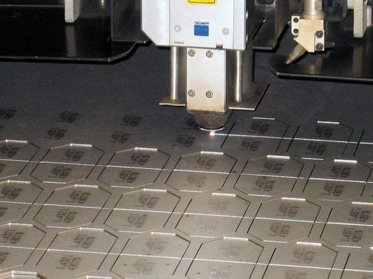 Laserdickblechschneiden von 20 mm Edelstahl mit 6 kW Laserleistung bei gleichzeitiger Lasergravur. Laserdickblechschneiden von 20 mm Edelstahl mit 6 kW Laserleistung bei gleichzeitiger Lasergravur.