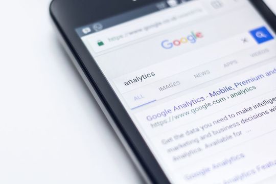 Immer mehr Suchanfragen werden über mobile Endgeräte getätigt. Google reagiert mit dem Mobile-First-Index. Immer mehr Suchanfragen werden über mobile Endgeräte getätigt. Google reagiert mit dem Mobile-First-Index.