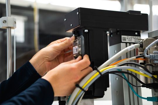 Das Industrial IoT Sensor Gerät „SCD – Sense Connect Detect“ erfasst Daten von Maschinen und Anlagen. SCD ist ein Multitalent mit vier verschiedenen Sensoren (Beschleunigungssensor, Temperatursensor, Lichtsensor, Magnetometer). Das Industrial IoT Sensor Gerät „SCD – Sense Connect Detect“ erfasst Daten von Maschinen und Anlagen. SCD ist ein Multitalent mit vier verschiedenen Sensoren (Beschleunigungssensor, Temperatursensor, Lichtsensor, Magnetometer).