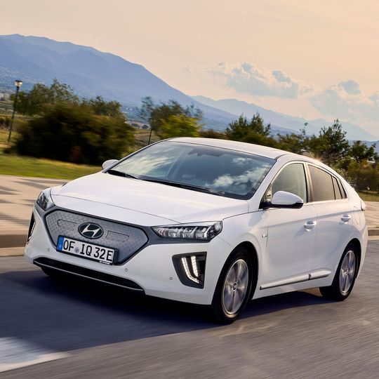 Hyundai bietet den Ioniq Elektro künftig ab 34.900 Euro an. Hyundai bietet den Ioniq Elektro künftig ab 34.900 Euro an.