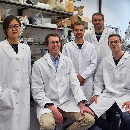 (v.l.n.r.) Dr. Yan-Ni Shi, Prof. Helge Bode, Janik Kranz, Peter Grün und Andreas Tietze. Das Team hat eine robuste und effiziente Methode zur Produktion neuer Peptid-Wirkstoffe entwickelt. (v.l.n.r.) Dr. Yan-Ni Shi, Prof. Helge Bode, Janik Kranz, Peter Grün und Andreas Tietze. Das Team hat eine robuste und effiziente Methode zur Produktion neuer Peptid-Wirkstoffe entwickelt.