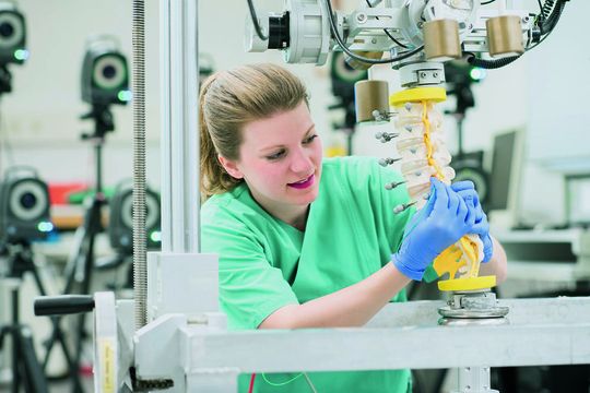 Doktorandin Laura Zengerle demonstriert mit Hilfe eines Kunststoffmodells die Arbeitsweise des Wirbelsäulenbelastungssimulators. Doktorandin Laura Zengerle demonstriert mit Hilfe eines Kunststoffmodells die Arbeitsweise des Wirbelsäulenbelastungssimulators.