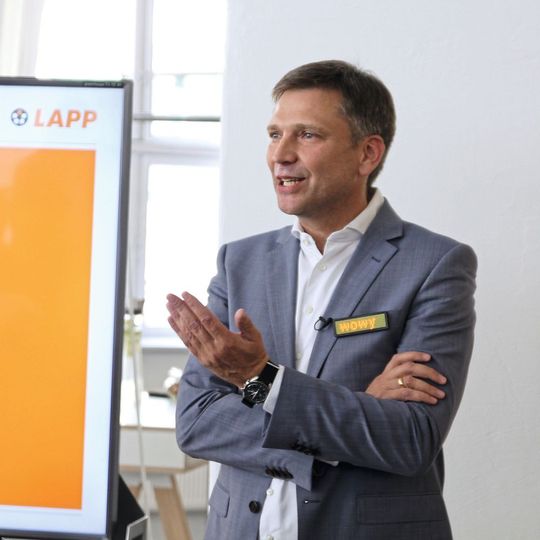 Georg Stawowy, Vorstand Technik und Innovation bei Lapp: „Unsere Kunden verlangen nicht die ständige Neuerfindung des Rades, sondern die verlässliche Erfüllung von Normen, Standards und Anforderungen aus der Applikation.“ Georg Stawowy, Vorstand Technik und Innovation bei Lapp: „Unsere Kunden verlangen nicht die ständige Neuerfindung des Rades, sondern die verlässliche Erfüllung von Normen, Standards und Anforderungen aus der Applikation.“