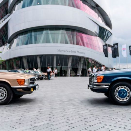 Unter dem Titel „Cars & Coffee“ treffen sich sonntags Young- und Oldtimerfans beziehungsweise Besitzer solcher Fahrzeuge am Mercedes-Benz-Museum in Stuttgart.