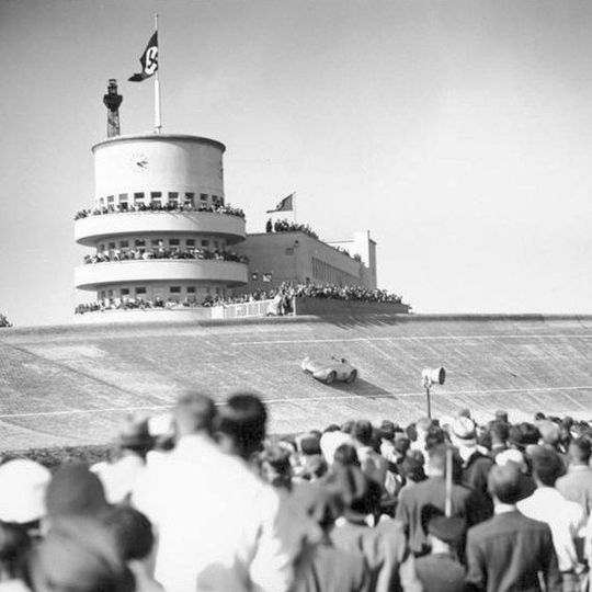 Vor allem die 1930er Jahre mit ihren Silberpfeil-Duellen machten die Avus-Strecke populär. Vor allem die 1930er Jahre mit ihren Silberpfeil-Duellen machten die Avus-Strecke populär.