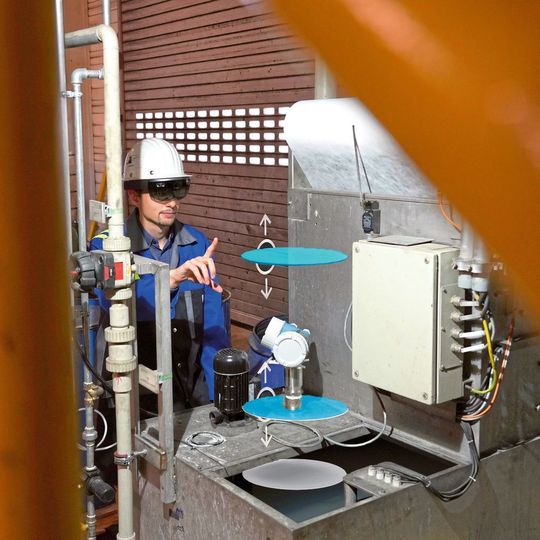 Inbetriebnahme eines Füllstandmessgeräts mit Vision Blue: Früher musste man den minimalen und maximalen Füllstand bei einem Tank mühsam ausrechnen. Heute setzt der Nutzer mit virtuellen Markern diese Werte direkt am Tank, wobei die Höhe des Tanks vom System erkannt wird. Inbetriebnahme eines Füllstandmessgeräts mit Vision Blue: Früher musste man den minimalen und maximalen Füllstand bei einem Tank mühsam ausrechnen. Heute setzt der Nutzer mit virtuellen Markern diese Werte direkt am Tank, wobei die Höhe des Tanks vom System erkannt wird.