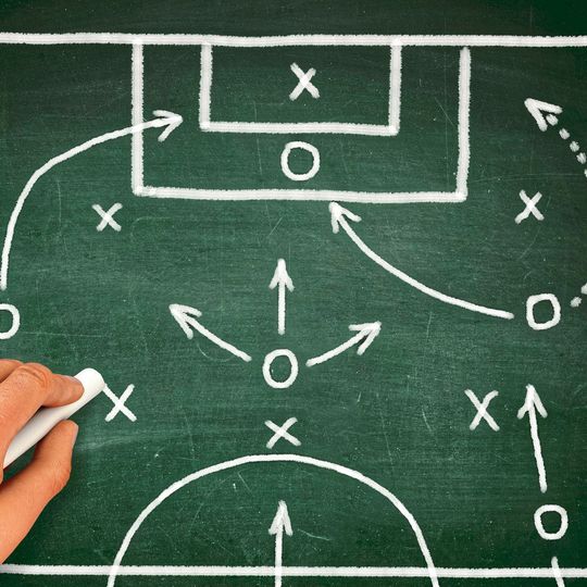 Eine Strategie beginnt sinnvollerweise mit der Leitidee, welche sich aus der Vision (wohin gehen wir) und der Mission (was tun wir) zusammensetzt. Eine Strategie beginnt sinnvollerweise mit der Leitidee, welche sich aus der Vision (wohin gehen wir) und der Mission (was tun wir) zusammensetzt.