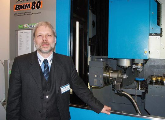 Was man zum Fräsen nicht braucht, wurde einfach weggelassen. Folglich kann Björn Müller mit der BMM 80 Lohnfertigern ein vollautomatisches Fertigungssystem anbieten, mit dem sich kleine und mittlere Losgrößen von Frästeilen bis zu einem Durchmesser von 200 mm von allen Seiten kostengünstig fertigen lassen. Was man zum Fräsen nicht braucht, wurde einfach weggelassen. Folglich kann Björn Müller mit der BMM 80 Lohnfertigern ein vollautomatisches Fertigungssystem anbieten, mit dem sich kleine und mittlere Losgrößen von Frästeilen bis zu einem Durchmesser von 200 mm von allen Seiten kostengünstig fertigen lassen.