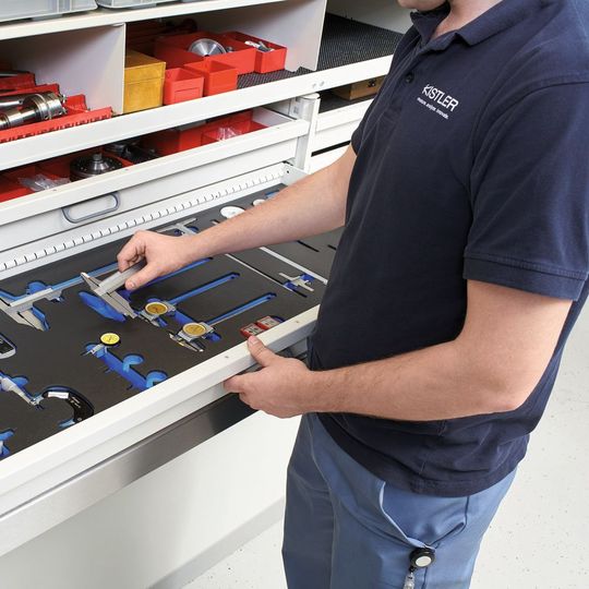 Empfindliche Messmittel werden in massgeschneiderten Inlays sicher und griffbereit aufbewahrt. Empfindliche Messmittel werden in massgeschneiderten Inlays sicher und griffbereit aufbewahrt.