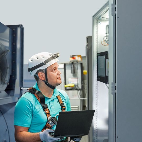 In größeren Anlagen bietet sich das Bedienen und Beobachten über einen Tablet-PC an.