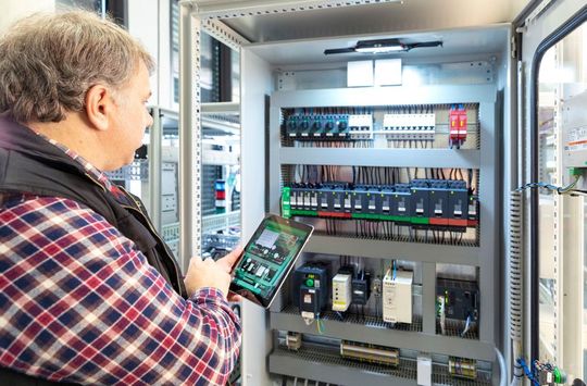 Die Industrie-4.0-Lösungen von Schneider Electric bieten ein vollständig digitales System. Die Industrie-4.0-Lösungen von Schneider Electric bieten ein vollständig digitales System.