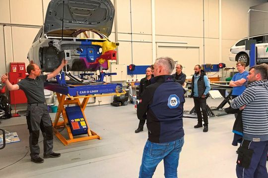 KTI-Trainer Detlef Wedemeyer erklärt den Schulungsteilnehmern, wann eine Eingangsvermessung sinnvoll oder notwendig ist und worauf zu achten ist. KTI-Trainer Detlef Wedemeyer erklärt den Schulungsteilnehmern, wann eine Eingangsvermessung sinnvoll oder notwendig ist und worauf zu achten ist.