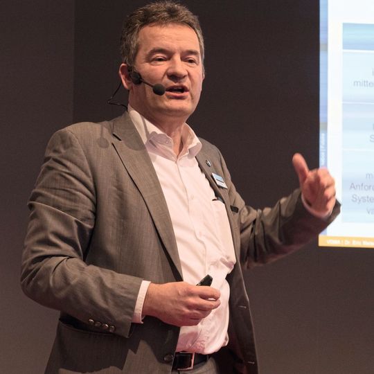 „Es ist Netzwerken angesagt, in dem Unternehmen Daten miteinander teilen.“ Denn manchmal lohne es sich, „viele Angeln im Ozean der Daten zu haben“, so Dr. Eric Maiser, Leiter VDMA Future Business „Es ist Netzwerken angesagt, in dem Unternehmen Daten miteinander teilen.“ Denn manchmal lohne es sich, „viele Angeln im Ozean der Daten zu haben“, so Dr. Eric Maiser, Leiter VDMA Future Business