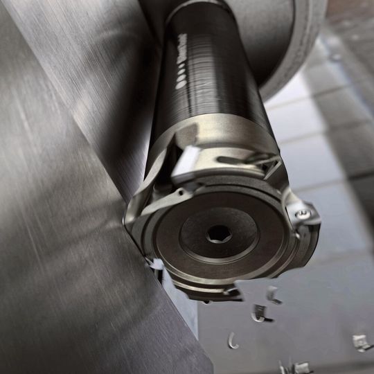Ein EMO-Highlight am Stand von Sandvik Coromant ist dieser Leichtbaufräser. Sein Fräskörper wurde additiv gerfertigt. Seine geringe Masse dämpfe Vibrationen bei der Zerspanung mit langen Überhängen, heißt es. Doch der klare Schwerpunkt des Auftritts der Schweden liegt auf digital-smarten Innovationen. Halle 5 am Stand B06. Ein EMO-Highlight am Stand von Sandvik Coromant ist dieser Leichtbaufräser. Sein Fräskörper wurde additiv gerfertigt. Seine geringe Masse dämpfe Vibrationen bei der Zerspanung mit langen Überhängen, heißt es. Doch der klare Schwerpunkt des Auftritts der Schweden liegt auf digital-smarten Innovationen. Halle 5 am Stand B06.