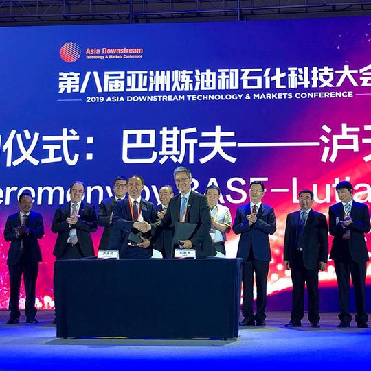 BASF und Sichuan Lutianhua haben eine Absichtserklärung (Memorandum of Understanding) zur gemeinsamen Entwicklung einer Pilotanlage unterzeichnet. BASF und Sichuan Lutianhua haben eine Absichtserklärung (Memorandum of Understanding) zur gemeinsamen Entwicklung einer Pilotanlage unterzeichnet.