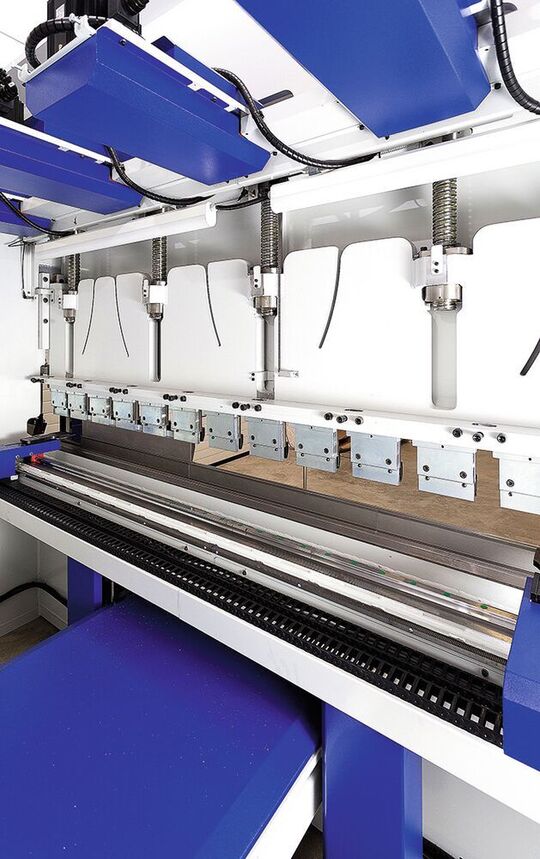 Servo-electric press brake with multi-spindle drive from Coast One: Each of the spindles is driven by its own servo motor. The parallelism between the upper and lower tool is thus set and adjusted in a targeted, precise and fast manner.