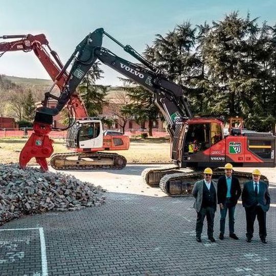 Work on the new Beauty Division came to life recently when the foundations were laid for the construction of offices and production facilities. Work on the new Beauty Division came to life recently when the foundations were laid for the construction of offices and production facilities.