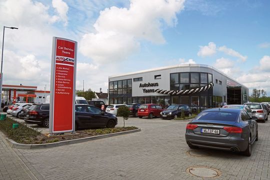 Das neu gebaute Autohaus Yaans steht auf einem rund 15.000 Quadratmeter großen Gelände. Das neu gebaute Autohaus Yaans steht auf einem rund 15.000 Quadratmeter großen Gelände.