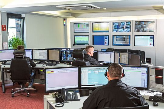 Die Sicherheitszentrale von Protection One behält die Situation immer im Auge. Die Sicherheitszentrale von Protection One behält die Situation immer im Auge.