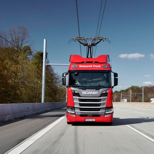 Fährt der Lkw auf eine elektrifizierte Spur, erkennen das die Sensoren und der Pantograf fährt aus und legt sich an der Oberleitung an. Fährt der Lkw auf eine elektrifizierte Spur, erkennen das die Sensoren und der Pantograf fährt aus und legt sich an der Oberleitung an.