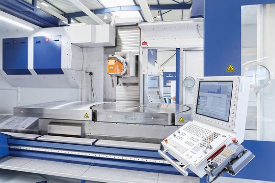 Der Rundtisch von Fibro bei dieser BFR24 misst 1800 x 1400 mm und ist zwischen zwei Starrtischteilen platziert. Die 5-Achs-Maschine wurde von Reiden mit einer zusätzlichen B-Achse ausgestattet. Ein zweites Bedienpult ermöglicht einen Einblick in den Maschinenraum. Der Rundtisch von Fibro bei dieser BFR24 misst 1800 x 1400 mm und ist zwischen zwei Starrtischteilen platziert. Die 5-Achs-Maschine wurde von Reiden mit einer zusätzlichen B-Achse ausgestattet. Ein zweites Bedienpult ermöglicht einen Einblick in den Maschinenraum.