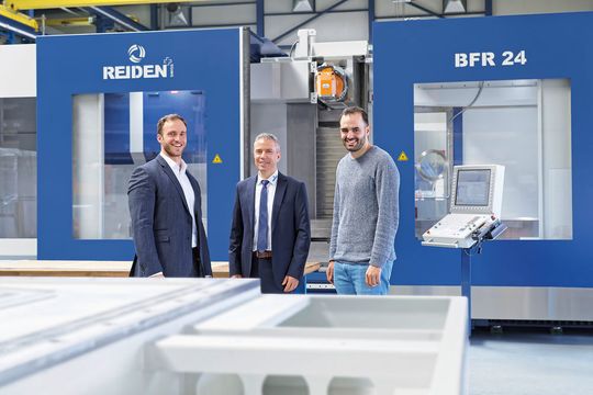Die Teams von Reiden und Fibro arbeiten bei den anwendungsspezifischen Projekten eng zusammen. Das Bild zeigt (v.l.): Simon Dörr, Key Account Manager Fibro, Daniel Lustenberger, Leiter Marketing und Verkauf Reiden, sowie Andreas Stäuble, Entwicklungsingenieur Reiden.
