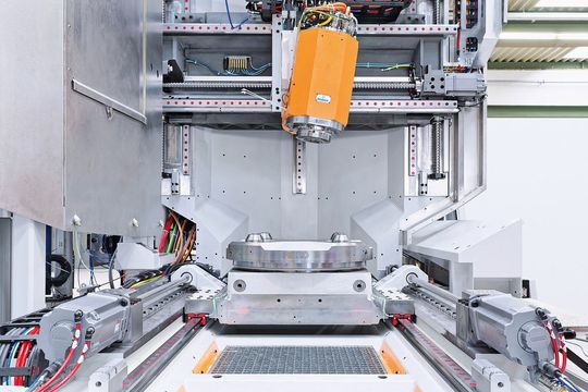 Bei dieser Kompaktlösung wurden die Kugelrollspindel und die Führungswägen komplett ins Fibro-Rundtischgehäuse integriert. Der komplette Schlitten wird als Baugruppe von Fibro geliefert.