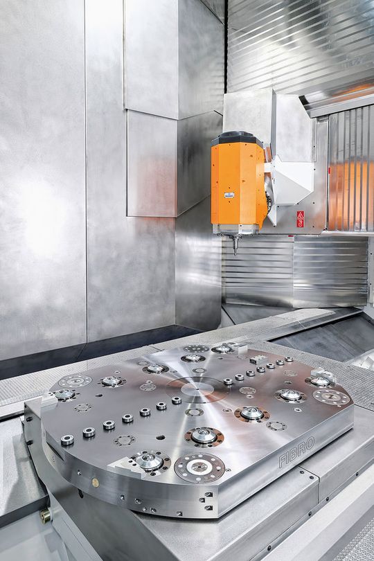 Fibro-Rundtische mit Palettenwechselsystem ermöglichen Zuladungen von bis zu 8 t. Komplexe Medienübergaben versorgen die Paletten und Spannmittel mit Öl, Druckluft, Vakuum und Kühl-Schmiermittel.