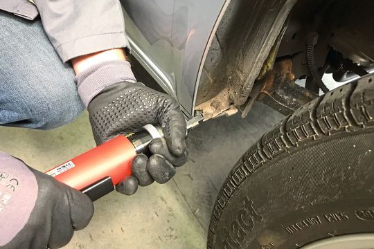 Geklebte und gebördelte Radlauffalze trennt der MEC600 blitzschnell mit der seitlichen Fräsfläche auf, ohne das innere Blech zu beschädigen. Geklebte und gebördelte Radlauffalze trennt der MEC600 blitzschnell mit der seitlichen Fräsfläche auf, ohne das innere Blech zu beschädigen.