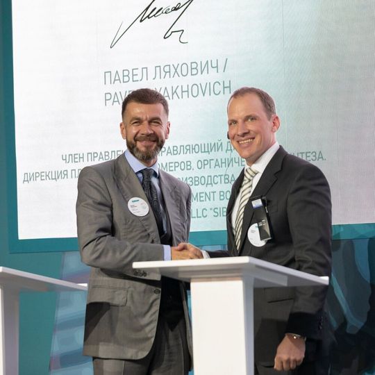 Achim Sties, Senior Vice President, Performance Chemicals Europe, BASF (rechts) und Pavel Lyakhovich, Mitglied des Vorstands und Geschäftsführer von Sibur, bei der Vertragsunterzeichnung, die das starke Engagement beider Unternehmen besiegelte. Achim Sties, Senior Vice President, Performance Chemicals Europe, BASF (rechts) und Pavel Lyakhovich, Mitglied des Vorstands und Geschäftsführer von Sibur, bei der Vertragsunterzeichnung, die das starke Engagement beider Unternehmen besiegelte.