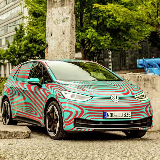 Der ID3 wird auf der IAA offiziell enthüllt. Nun hat VW für 30.000 Einheiten des Modells Reservierungen vorliegen. Der ID3 wird auf der IAA offiziell enthüllt. Nun hat VW für 30.000 Einheiten des Modells Reservierungen vorliegen.