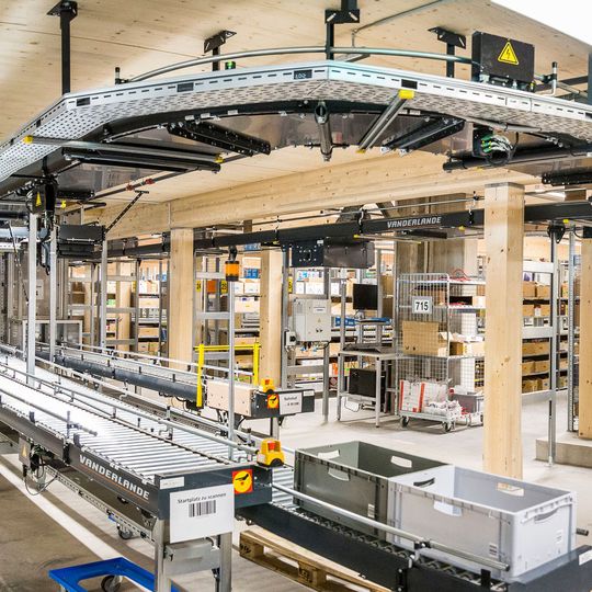 Der aus Holz gefertigte Pick-Tower soll geräuscharmes Arbeiten ermöglichen. Der aus Holz gefertigte Pick-Tower soll geräuscharmes Arbeiten ermöglichen.