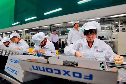 Chinesische Mitarbeiter des Apple-Zulieferers Foxconn arbeiten im Lunghua-Werk. Technologiekonzerne wie Apple und Microsoft wollen ihre in China gefertigten Produkte einem Medienbericht zufolge vor einer neuen Runde geplanter US-Zölle schützen. Die Unternehmen hätten schriftlich bei der Regierung von US-Präsident Trump um eine Ausnahme gebeten, berichtete der US-Sender CNN. Chinesische Mitarbeiter des Apple-Zulieferers Foxconn arbeiten im Lunghua-Werk. Technologiekonzerne wie Apple und Microsoft wollen ihre in China gefertigten Produkte einem Medienbericht zufolge vor einer neuen Runde geplanter US-Zölle schützen. Die Unternehmen hätten schriftlich bei der Regierung von US-Präsident Trump um eine Ausnahme gebeten, berichtete der US-Sender CNN.
