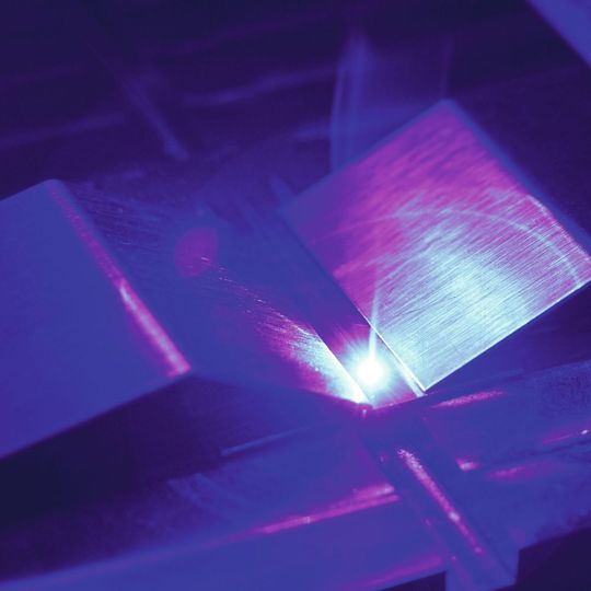 Blau macht effizient: Laserlicht mit 450 nm Wellenlänge eignet sich vorteilhaft zum Schweissen dünner Kupferbleche. Blau macht effizient: Laserlicht mit 450 nm Wellenlänge eignet sich vorteilhaft zum Schweissen dünner Kupferbleche.