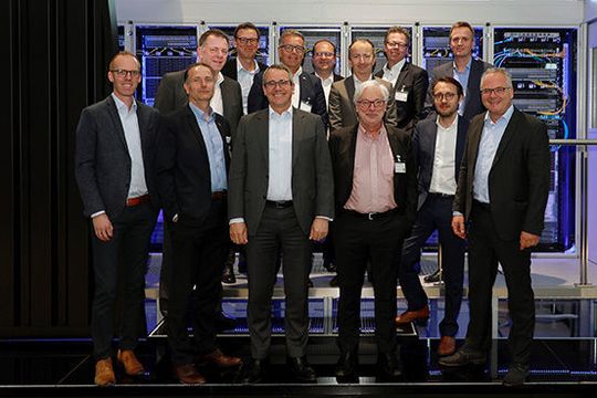 Rittal, Atos und Siemens schließen sich zusammen (vorn v.l.): Alexander Schmid (Atos); Bertrand Delatte (Siemens); Robin Just (Siemens); Gilles Delample (Atos); Benoit Couchon (Atos); Marcus Fischbach (Rittal). Hinten v.l.: Ernst Joachim Schulze (Atos); Jean-Baptiste Patry (Atos); Matthias Flender (Atos); Luc Alséne (Rittal France); Emmanuel Le Roux (Atos); Guido Fritz (Siemens) und Martin Kipping (Rittal). Rittal, Atos und Siemens schließen sich zusammen (vorn v.l.): Alexander Schmid (Atos); Bertrand Delatte (Siemens); Robin Just (Siemens); Gilles Delample (Atos); Benoit Couchon (Atos); Marcus Fischbach (Rittal). Hinten v.l.: Ernst Joachim Schulze (Atos); Jean-Baptiste Patry (Atos); Matthias Flender (Atos); Luc Alséne (Rittal France); Emmanuel Le Roux (Atos); Guido Fritz (Siemens) und Martin Kipping (Rittal).