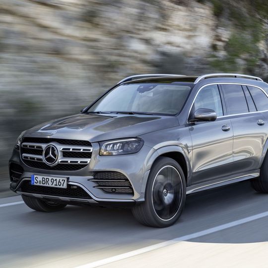 Daimler erneuert sein dickstes SUV: Der Mercedes GLS wird noch ein bisschen größer als der Vorgänger. Daimler erneuert sein dickstes SUV: Der Mercedes GLS wird noch ein bisschen größer als der Vorgänger.