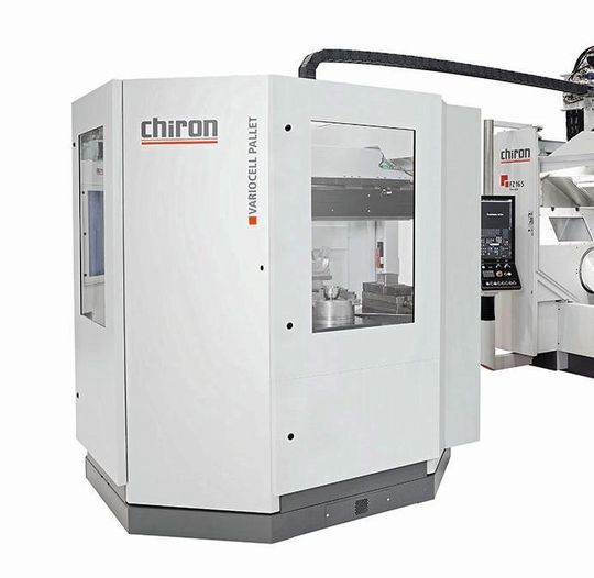 Chiron präsentiert auf der EMO Hannover 2019 die FZ 16 S five axis (rechts teilweise im Bild) erstmals im Duett mit dem Automationssystem „VariocellPallett“ dem Blick der Öffentlichkeit, wie es heißt. Mit dabei sind aber auch die neue, sprachenflexible Zellensteuerung „CellLine“ und eine nachrüstbare Automatisierungsmöglichkeit namens „VariocellUno“ für modernisierte Fertigungssysteme. Chiron präsentiert auf der EMO Hannover 2019 die FZ 16 S five axis (rechts teilweise im Bild) erstmals im Duett mit dem Automationssystem „VariocellPallett“ dem Blick der Öffentlichkeit, wie es heißt. Mit dabei sind aber auch die neue, sprachenflexible Zellensteuerung „CellLine“ und eine nachrüstbare Automatisierungsmöglichkeit namens „VariocellUno“ für modernisierte Fertigungssysteme.