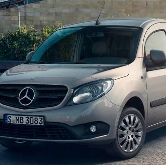 Die Farben Schwarz und Grau sind beim Citan mit Night-Paket dominierend. Die Farben Schwarz und Grau sind beim Citan mit Night-Paket dominierend.