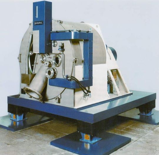 Kernstück der modernisierten Fest-Flüssig-Trennstufe ist eine Horizontal-Schälzentrifuge Typ BW 1250 H, Baujahr 1993, des Herstellers Buckau-Wolf. Kernstück der modernisierten Fest-Flüssig-Trennstufe ist eine Horizontal-Schälzentrifuge Typ BW 1250 H, Baujahr 1993, des Herstellers Buckau-Wolf.