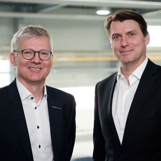 Manfred Hackl, CEO Erema Group (links) mit Günter Stephan, Head of Mechanical Recycling, Borealis Circular Economy Solutions Manfred Hackl, CEO Erema Group (links) mit Günter Stephan, Head of Mechanical Recycling, Borealis Circular Economy Solutions