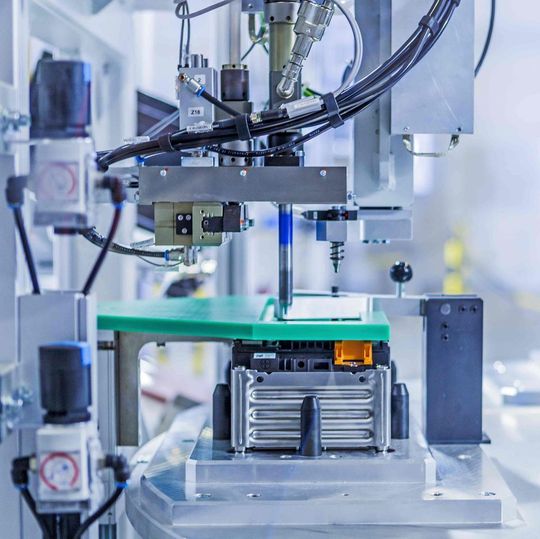 Akasol entwickelt und produziert Lithium-Ionen-Batteriesysteme für Busse, Bahnen, Industrie- und Nutzfahrzeuge und Schiffe. Akasol entwickelt und produziert Lithium-Ionen-Batteriesysteme für Busse, Bahnen, Industrie- und Nutzfahrzeuge und Schiffe.