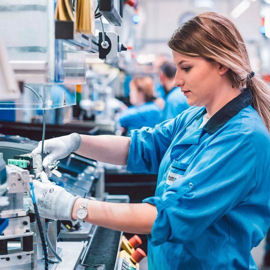 Die aus der Zentrale in Mulfingen betreute industrielle Lufttechnik wuchs um 6,3 % auf 1.451 Mio. Euro (Vorjahr: 1.365 Mio. €). Die aus der Zentrale in Mulfingen betreute industrielle Lufttechnik wuchs um 6,3 % auf 1.451 Mio. Euro (Vorjahr: 1.365 Mio. €).