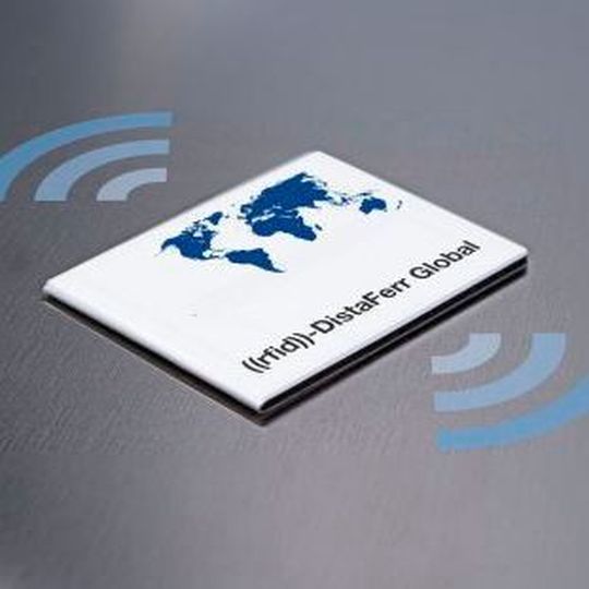 DistaFerr Global Label: Die integrierte Dualband-Antenne ermöglicht das Auslesen der Frequenzbänder ETSI und FCC auf allen metallischen Untergründen. DistaFerr Global Label: Die integrierte Dualband-Antenne ermöglicht das Auslesen der Frequenzbänder ETSI und FCC auf allen metallischen Untergründen.