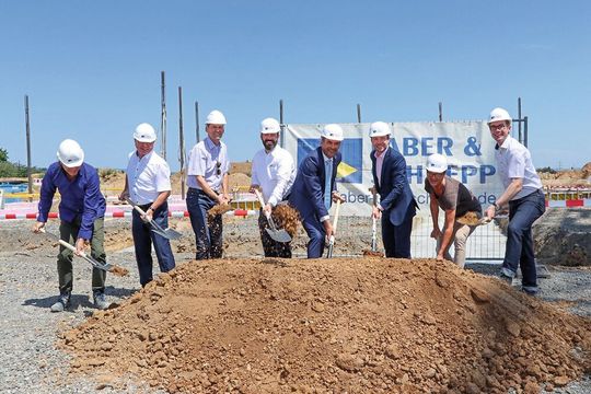 Und jetzt alle schippen! Von links: Architekt Harald Fay, Dipl.-Ing. Karl-Heinz Redant, Geschäftsführer von Faber & Schnepp Hoch- und Tiefbau GmbH & Co. KG, Architekt Carsten Schlimbach, Florian Eulenhöfer, Geschäftsführer Panacol-Elosol GmbH, Erster Stadtrat Lars Knobloch, Bürgermeister Steffen Bonk, Bauamtsleiter Alexander Müller, Projektleiter Markus Solbach von Faber & Schnepp. Und jetzt alle schippen! Von links: Architekt Harald Fay, Dipl.-Ing. Karl-Heinz Redant, Geschäftsführer von Faber & Schnepp Hoch- und Tiefbau GmbH & Co. KG, Architekt Carsten Schlimbach, Florian Eulenhöfer, Geschäftsführer Panacol-Elosol GmbH, Erster Stadtrat Lars Knobloch, Bürgermeister Steffen Bonk, Bauamtsleiter Alexander Müller, Projektleiter Markus Solbach von Faber & Schnepp.