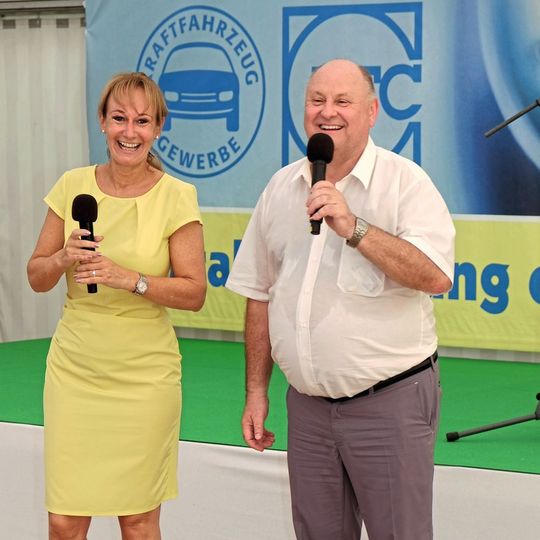 Geschäftsführerin Sylvia Gerl und Vorstandsvorsitzender Helmut Peter begrüßten zu Branchentreff und Zeugnisübergabe der BFC. Geschäftsführerin Sylvia Gerl und Vorstandsvorsitzender Helmut Peter begrüßten zu Branchentreff und Zeugnisübergabe der BFC.