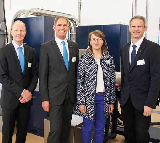 Übergabe des Recyclingextruders der Firma EREMA an das SKZ im Rahmen des Netzwerktags am 8. Mai in Würzburg. Im Bild von rechts nach links: Roland Huber (EREMA), Dr.-Ing. Marieluise Lang, Prof. Dr.-Ing. Martin Bastian und Dr. rer. nat. Thomas Hochrein (alle SKZ) Übergabe des Recyclingextruders der Firma EREMA an das SKZ im Rahmen des Netzwerktags am 8. Mai in Würzburg. Im Bild von rechts nach links: Roland Huber (EREMA), Dr.-Ing. Marieluise Lang, Prof. Dr.-Ing. Martin Bastian und Dr. rer. nat. Thomas Hochrein (alle SKZ)
