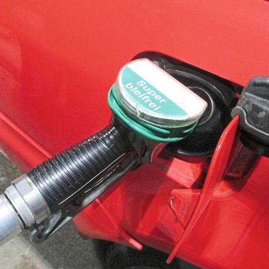 The difficulty when producing petrol tanks lies mainly in the temperature drop between the external side cooled by means of cold water and the interior of the product, which is still warm, which often leads to significant material stress – above all, because large-scale tanks are complexly shaped, featuring wall thicknesses ranging from 1.35 mm to 3.80 mm The difficulty when producing petrol tanks lies mainly in the temperature drop between the external side cooled by means of cold water and the interior of the product, which is still warm, which often leads to significant material stress – above all, because large-scale tanks are complexly shaped, featuring wall thicknesses ranging from 1.35 mm to 3.80 mm